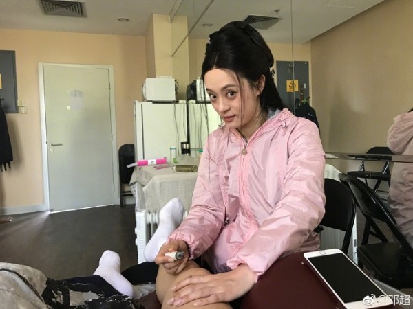 孫儷給鄧超做艾灸認真又溫柔，可是在這種房間內……